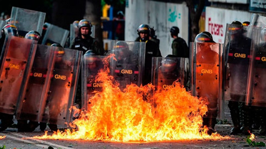Βυθισμένη στο χάος η Βενεζουέλα, στα πρόθυρα του εμφυλίου – Maduro: Έχουμε ξαναδεί αυτή την ταινία, επιχειρείται πραξικόπημα
