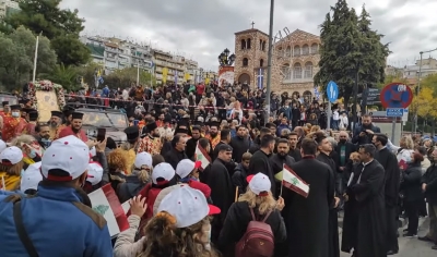 Συνωστισμός και καμία τήρηση μέτρων στον Άγιο Δημήτριο της Θεσσαλονίκης - Αντιδράσεις από ιερείς για τους ελέγχους