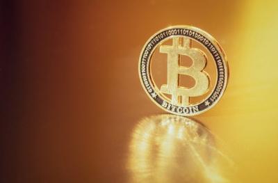 Χρυσός σταυρός διαφαίνεται στον ορίζοντα για το Bitcoin, αλλά θεσμικοί και «φάλαινες» κοιτάζουν το Solana