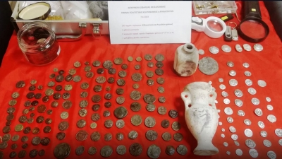 ΕΛ.ΑΣ. - Χαλκιδική: Σύλληψη 61χρονου για υπόθεση αρχαιοκαπηλίας - Κατασχέθηκε πλήθος αρχαίων νομισμάτων και δύο κεραμικά αγγεία