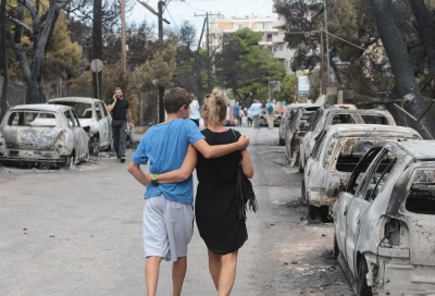 Από τη μια η Ελλάδα της συνεισφοράς, και από την άλλη η Ελλάδα της ντροπής με πλιάτσικο στα καμένα