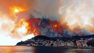 Ανεξέλεγκτη η φωτιά στην Εύβοια - Καίγονται σπίτια - Η φωτιά στις Ροβιές σταμάτησε στη θάλασσα - Απεγκλωβισμός πολιτών
