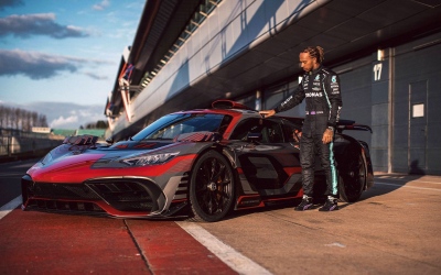 O Lewis Hamilton «τελείωσε» με τα supercars