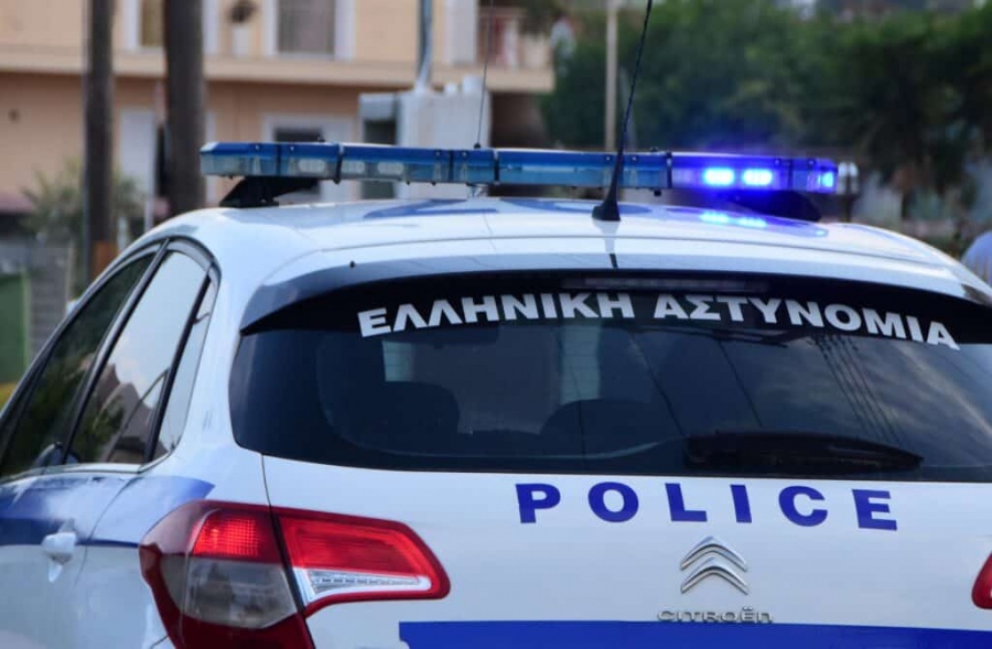 Συνελήφθη Αλβανός στο Μενίδι που είχε σακούλα με χειροβομβίδες, πυροκροτητές και σφαίρες – Σε εξέλιξη η έρευνα