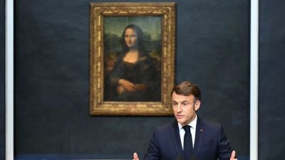 Η Γαλλία καταρρέει και ο Macron ασχολείται με τη Mona Lisa… και το Λούβρο – Ετοιμάζει ναπολεόντεια ανακαίνιση