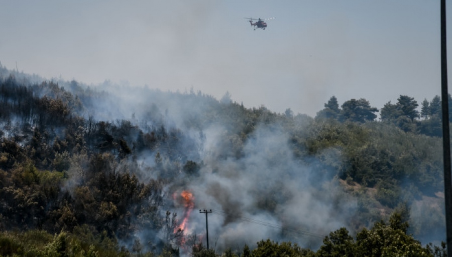 Ώρες αγωνίας στον Βαρνάβα – Απεγκλωβίστηκαν 40 άνθρωποι, τέσσερις μεταφέρθηκαν στο νσοκομείο