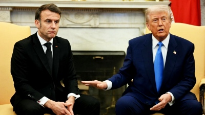 Σάλος στα social media με τη χειρονομία του Macron στον Trump - «Δεν είναι πολύ επαγγελματικό αυτό που έκανε με το χέρι του...»