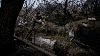 Χαμός με την μάχη σώμα με σώμα με μαχαίρι μεταξύ δύο στρατιωτών από Ουκρανία και Yakut (Ρωσία)