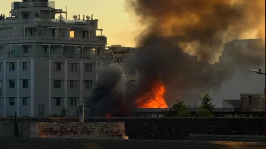 Φωτιά σε εγκαταλελειμμένο κτίριο στον Πειραιά - Ήχησε το 112