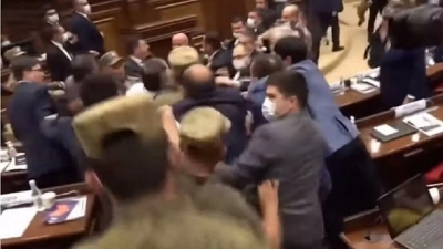Το απόλυτο χάος στη Βουλή της Αρμενίας: Άγριο ξύλο μεταξύ πολιτικών, τους έβγαλαν σηκωτούς