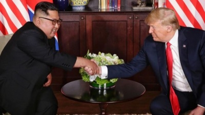 Η ιστορική χειραψία Trump - Kim Jong Un