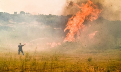 Ηρωική μάχη των πυροσβεστών με επικίνδυνη φωτιά στο Δομοκό - Ένας τραυματίας