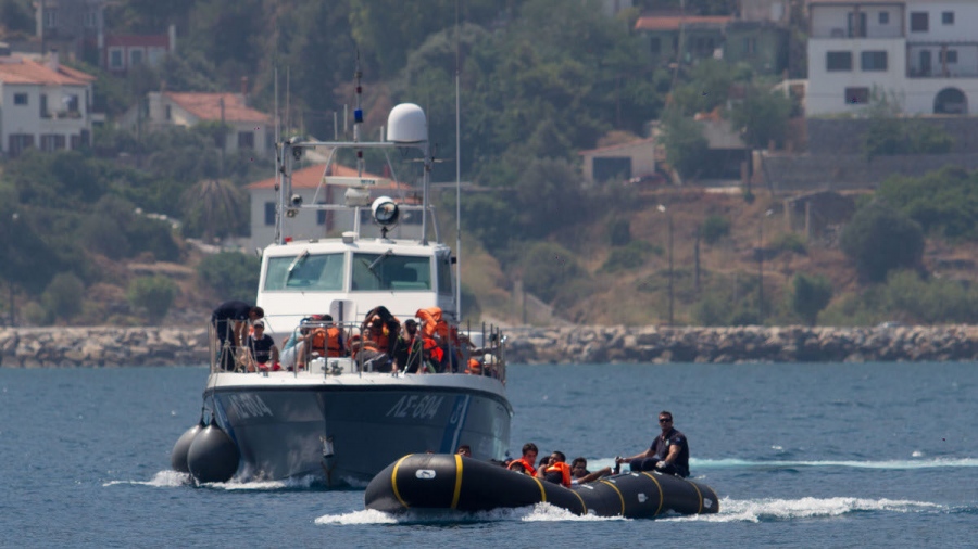 Σύλληψη ανήλικου χειριστή ταχυπλόου και 18 παράνομων μεταναστών από το Λιμενικό ανοιχτά του Αγαθονησίου