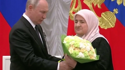 Ντελίριο από ΕΕ: Στοχοποιεί με κυρώσεις τη ... μητέρα του Ramzan Kadyrov