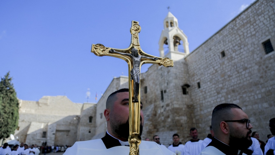 Χριστούγεννα στην Παλαιστίνη - Εκεί όπου οι Χριστιανοί περικυκλώνονται από σημεία ελέγχου, στρατό και τα ερείπια του πολέμου