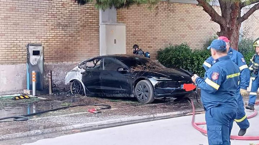 Ένα Tesla Model 3 πήρε φωτιά στην Αγία Παρασκευή