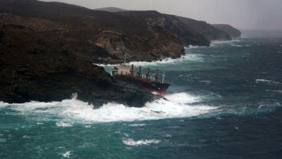 Προσάραξη φορτηγού πλοίου κοντά στη νησίδα Τραγονήσι Μυκόνου - Επιχείρηση απεγκλωβισμού του πληρώματος