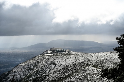 «Άσπρη ημέρα» είδε η Αττική - Χιονίζει στην Πάρνηθα