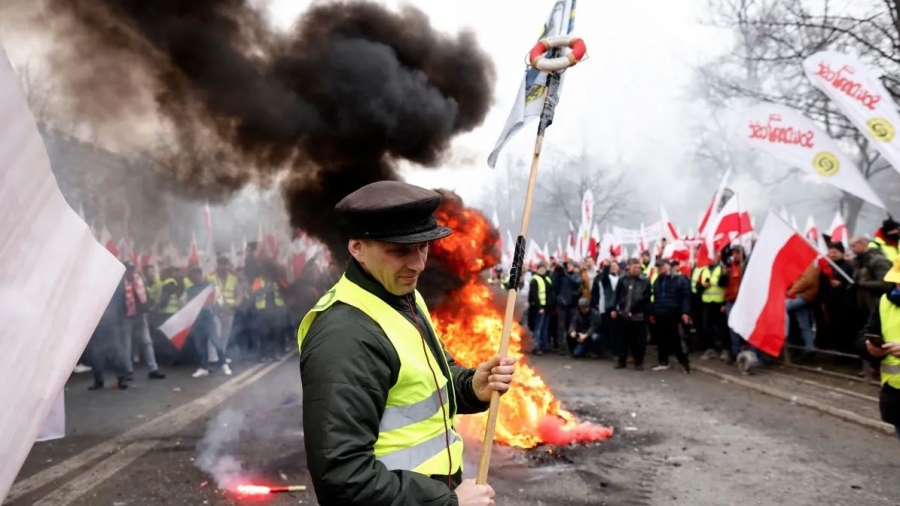 Ξεσηκωμός στους Πολωνούς αγρότες  - Μαζικές διαδηλώσεις στα γραφεία της ΕΕ ενάντια στις εισαγωγές από Ουκρανία και τη Mercosur