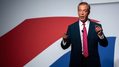 Πολιτικός σεισμός στη Βρετανία: Ο Farage αποκαθηλώνει τους Torries που καταρρέουν με πάταγο στις δημοσκοπήσεις