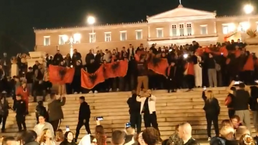 Δεν σέβονται ούτε το ψωμί που έφαγαν – Αίσχος στο Σύνταγμα με ανεξέλεγκτους Αλβανούς, σημαίες της Μεγάλης Αλβανίας και... UCK