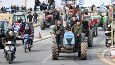 Από τον Έβρο μέχρι και την Κρήτη οι αγρότες στα μπλόκα – Κατεβάζουν τα τρακτέρ στους δρόμους απογοητευμένοι από την κυβέρνηση