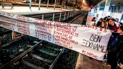 «Το έγκλημα αυτό δεν θα ξεχαστεί» - Συγκίνηση στη Λάρισα, φοιτητές έκλεισαν τις γραμμές του τραίνου για 57 λεπτά