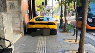 Πειραιάς: Μια Lamborghini πάνω σε... πεζοδρόμιο και οδηγό τυφλών