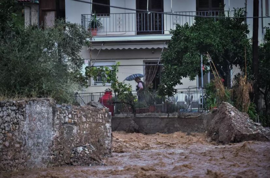 Κακοκαιρία «Alexandros»: Πλημμύρισαν οι δρόμοι στο Μικρολίμανο έπειτα από 15 λεπτά βροχής