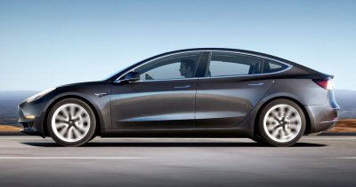 Μπαίνει μέσα συνεχώς η Tesla, πάει πιο πίσω το Model 3