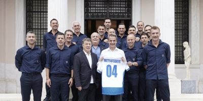 20 χρόνια μετά το Πειρατικό: Ο Μητσοτάκης υποδέχθηκε τους Θρύλου της Εθνικής από το Euro 2004