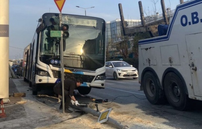 Λεωφορείο προσέκρουσε σε φανάρι στη Λεωφόρο Μεσογείων