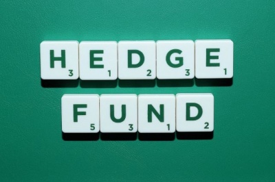Γιατί τα hedge funds συνεχίζουν να σορτάρουν το ευρώ και ο ρόλος του Mario Draghi