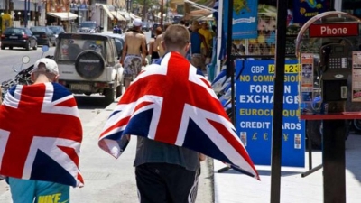 Ανησυχητικά μηνύματα για τον τουρισμό: Εξαιρετικά απίθανο οι Βρετανοί να κάνουν θερινές διακοπές στο εξωτερικό