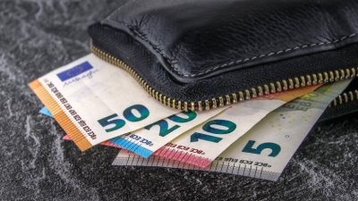 Μπαράζ πληρωμών αναδρομικών έως 11.500 ευρώ σε συνταξιούχους μέχρι το Πάσχα