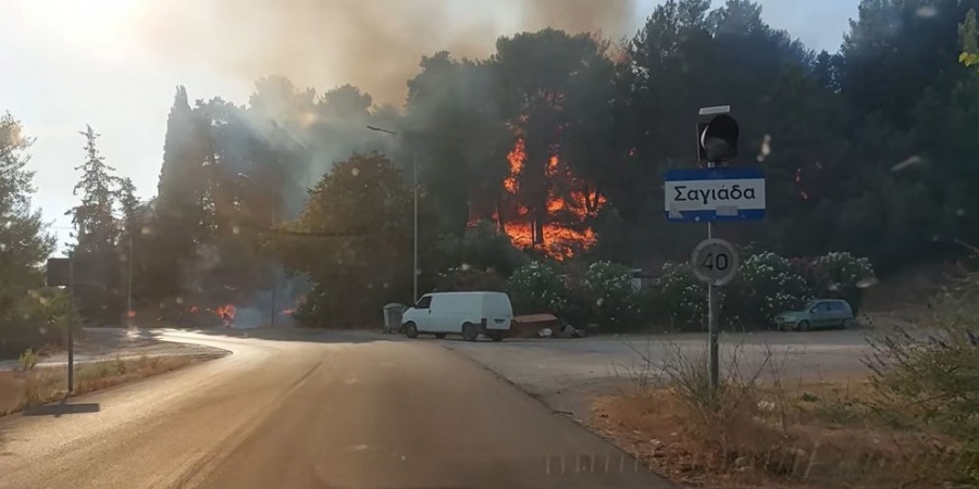 Μεγάλη φωτιά στη Σαγιάδα Θεσπρωτίας – Μήνυμα 112 στους κατοίκους να είναι σε ετοιμότητα