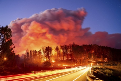 Εικόνες σοκ από το πύρινο μέτωπο στην Καλιφόρνια - Στάχτη 1,4 εκατ. στρέμματα μετά από εμπρησμό - Ανεξέλεγκτη η φωτιά
