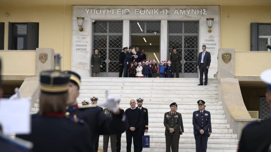 Τα Κάλαντα των Χριστουγέννων στον Δένδια από τη Διακλαδική Μπάντα των Ενόπλων Δυνάμεων και παιδιά του