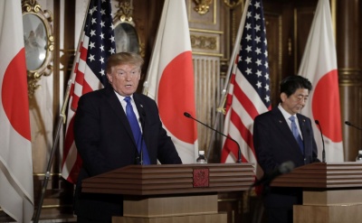 Στην Ιαπωνία ο Trump - Ζητά ρύθμιση των εμπορικών ανισοτήτων και υπόσχεται ανταποδοτικά οφέλη στο Τόκιο