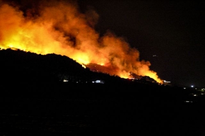 Σε ύφεση η μεγάλη πυρκαγιά σε δασική έκταση στη Σάμο