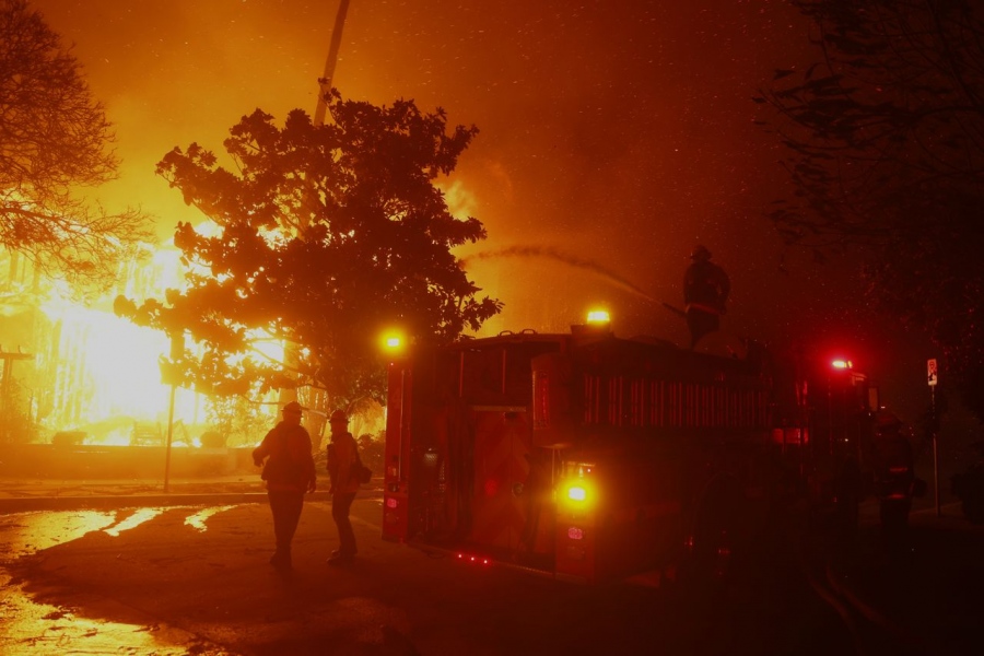 ΗΠΑ: Πύρινη κόλαση στο Los Angeles, τα χειρότερα έπονται - Καίγονται σπίτια και χιλιάδες στρέμματα