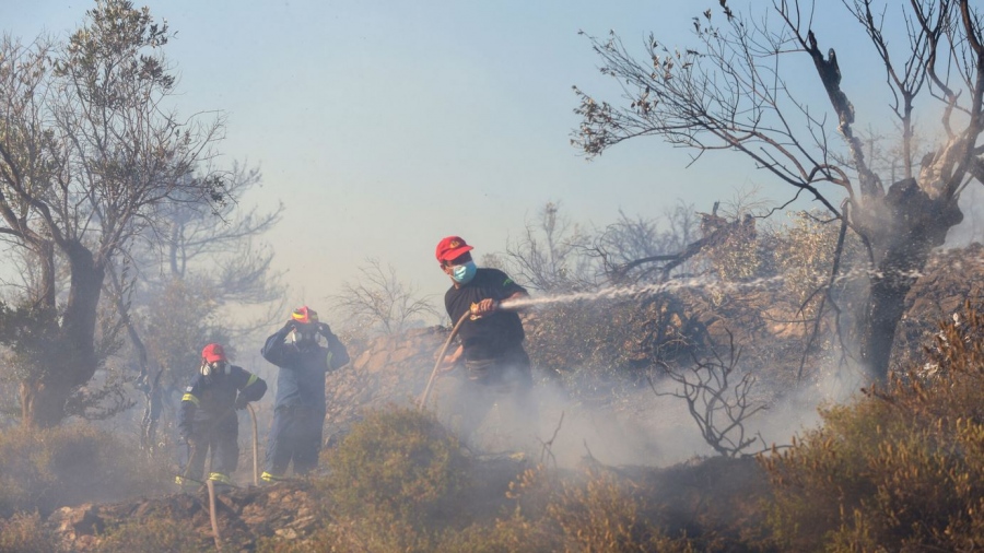Πυρκαγιά στη Σαρωνίδα Αττικής - Απομάκρυνση των κατοίκων από το Μαύρο Λιθάρι Αναβύσσου - Κλειστή η Αθηνών Σουνίου