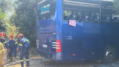 Τουριστικό λεωφορείο έπεσε πάνω σε νταλίκα στην Κέρκυρα – Ένας νεκρός και δύο τραυματίες