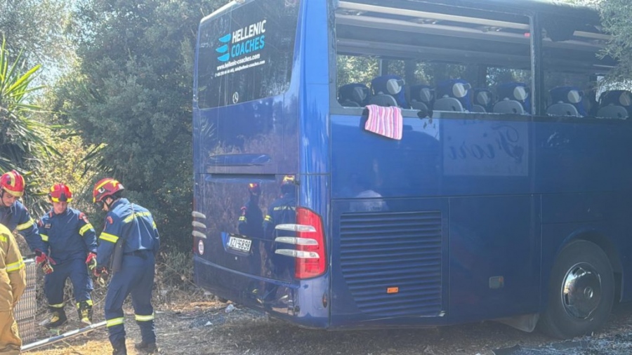 Τουριστικό λεωφορείο έπεσε πάνω σε νταλίκα στην Κέρκυρα – Ένας νεκρός και δύο τραυματίες