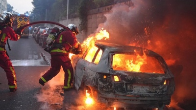 Ανταλλαγή πυροβολισμών σε άγρια συμπλοκή 600 ατόμων στη Γαλλία με τουλάχιστον πέντε τραυματίες