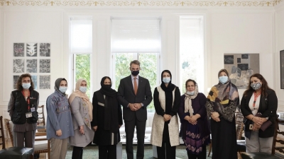 Συνάντηση Μητσοτάκη με γυναίκες βουλευτές και δικαστικούς από το Αφγανιστάν