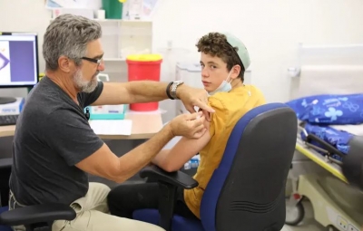 Γιατί το Ισραήλ αγνόησε τις συστάσεις του ΠΟΥ και εμβολιάζει μαζικά τους έφηβους