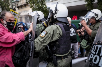 Ένταση και χημικά στην αντιφασιστική πορεία στην Αθήνα – Επίθεση Τσακαλώτου στην κυβέρνηση