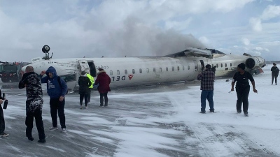 Αδιανόητο ατύχημα στο Toronto - Αεροπλάνο της Delta Airlines με 80 επιβάτες αναποδογύρισε και συνετρίβη κατά την προσγείωση