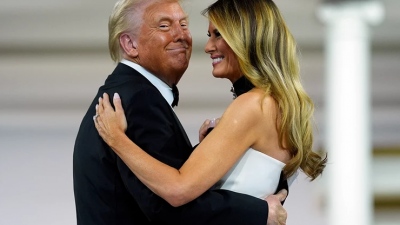 Τι ψιθύρισε η Melania στον Donald; Ειδικοί χειλιών «σκάναραν» την Πρώτη Κυρία των ΗΠΑ - Ακόμα και ο Trump είπε... «Έχεις δίκιο»